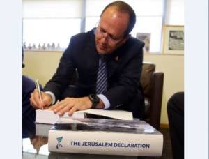 Barkat signing UWI's Jerusalem Declaration
