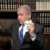 Netanyahu throws Hamas document in the trashbin