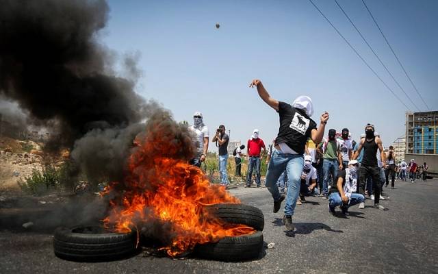 Palestinians riot