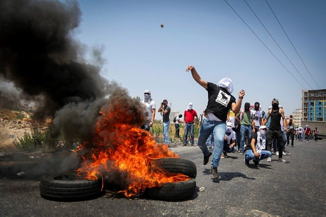 Palestinians riot