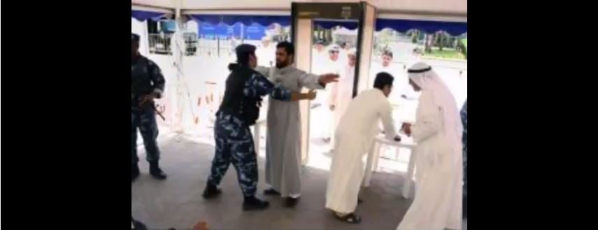 Detectores de metales en una mezquita de Kuwait