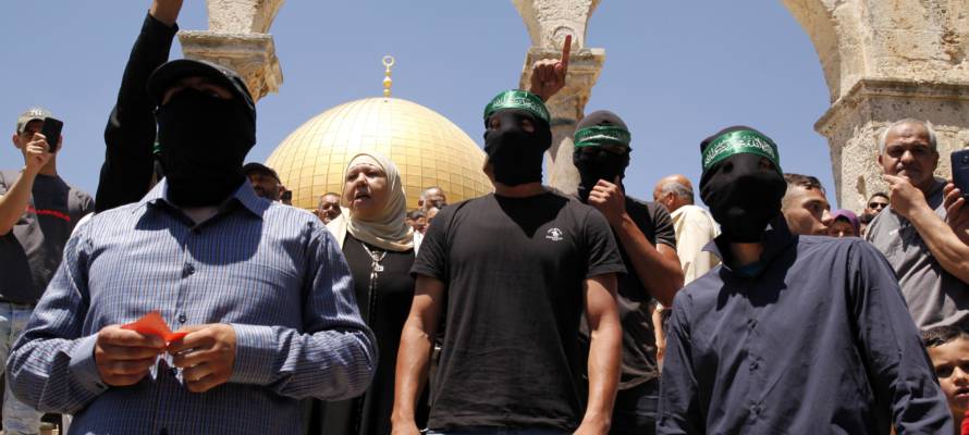 A group of masked Hamas members. (Sliman Khader/Flash90)