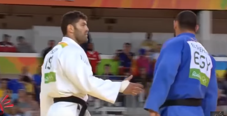 Egyptian Judo team member refuses to shake hands with Israeli counterpart at 2016 Olympics