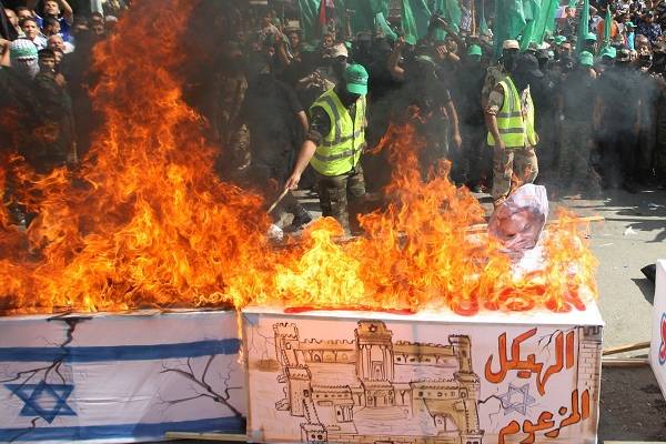Palestinians burn a coffin draped in an Israeli flag (Abed Rahim Khatib/Flash90)