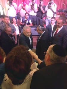 Le Premier ministre Netanyahu salue le fondateur de l'UWI, Michael Gerbitz, lors d'une conférence de presse à Jérusalem (Photo: UWI)