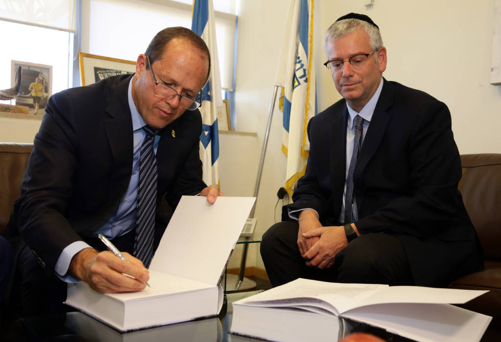 Mayor Barkat Signs UWI's Jerusalem Declaration