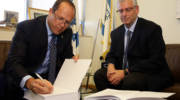 Mayor Barkat Signs UWI's Jerusalem Declaration