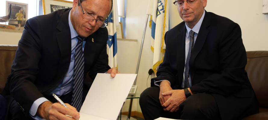 Mayor Barkat Signs UWI's Jerusalem Declaration