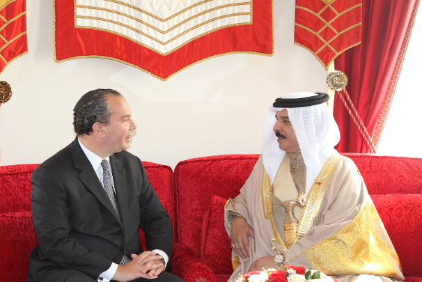 Rabbi Marc Schneier (L) and the King of Bahrain Hamad bin Isa Al Khalifa