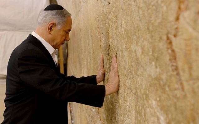 PM Netanyahu prays at the Western Wall