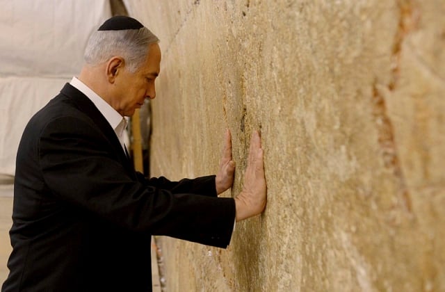 PM Netanyahu prays at the Western Wall