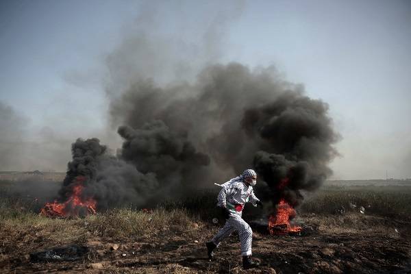 Black smoke designed to obscure the IDF's view of violent riots. (AP Photo/ Khalil Hamra)