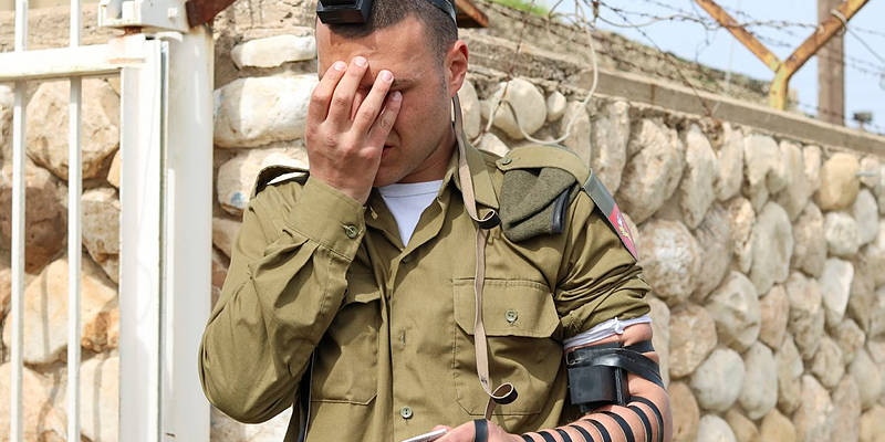 IDF soldier dons tefillin