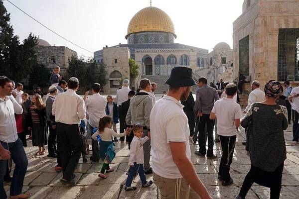 Jewish people on the Temple Mount in Jerusalem