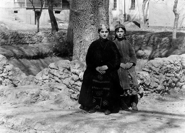 Bukharan girls in Samarkand, ca 1900