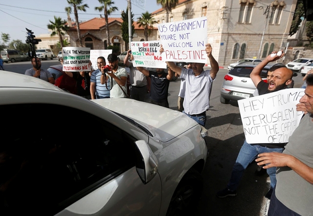 Palestinians attack the US diplomats