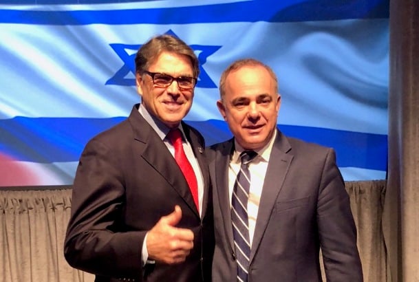 US Secretary of Energy Rick Perry (L) and Israeli Minister of Energy Yuval Steinitz