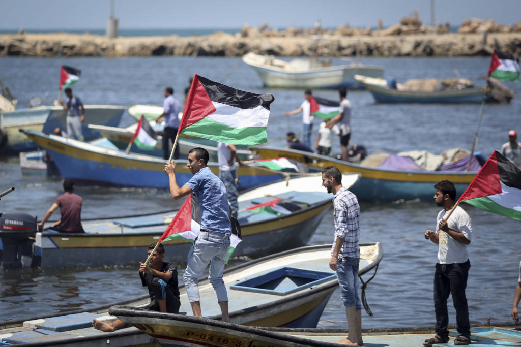 Palestinians at the Seaport of Gaza City. (Aaed Tayeh/Flash90).