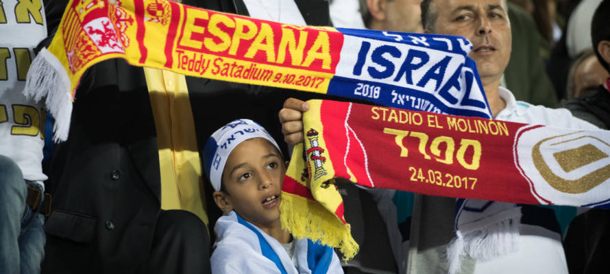 Israel soccer fans. (Yonatan Sindel/Flash90)