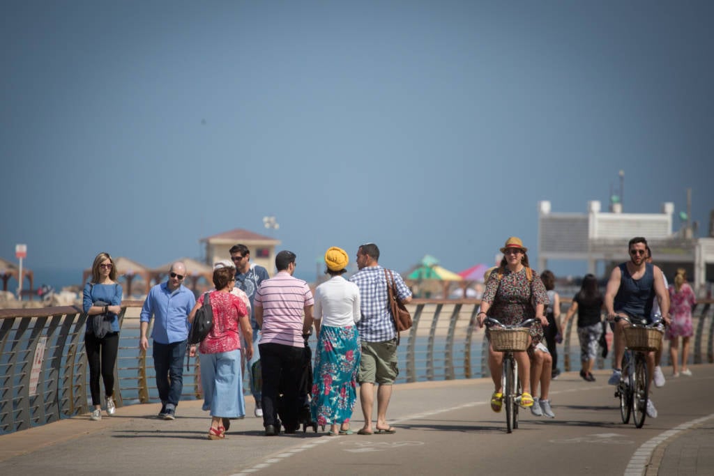 Israelis walk in Tel Aviv (Miriam Alster/FLASH90)