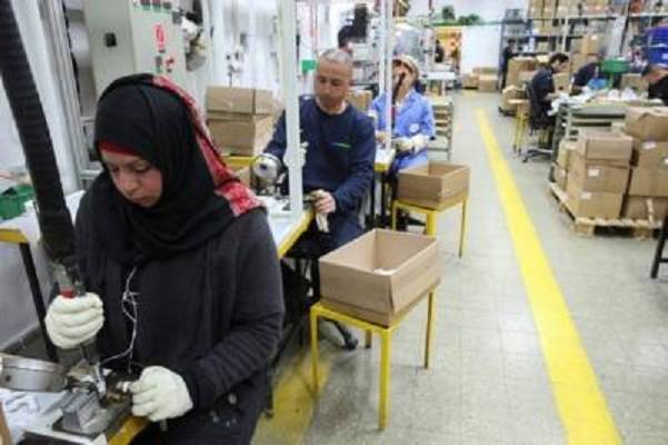 Palestinians employed at Israeli factory. (Nati Shohat/Flash90)