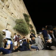 mourners at Western Wall, Jerusalem, tisha b'av
