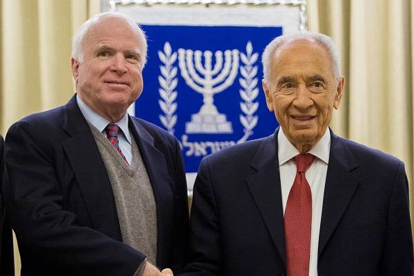 Republican US Senator John McCain (L) shake hands with Israeli President Shimon Peres. (Yonatan Sindel/Flash90)