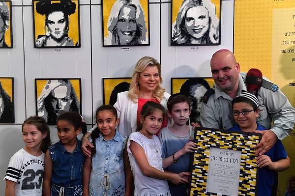 Sara Netanyahu visiting Israeli children with "Mr. Lego" Maj. Maor Cohen. (Kobi Gideon/GPO)