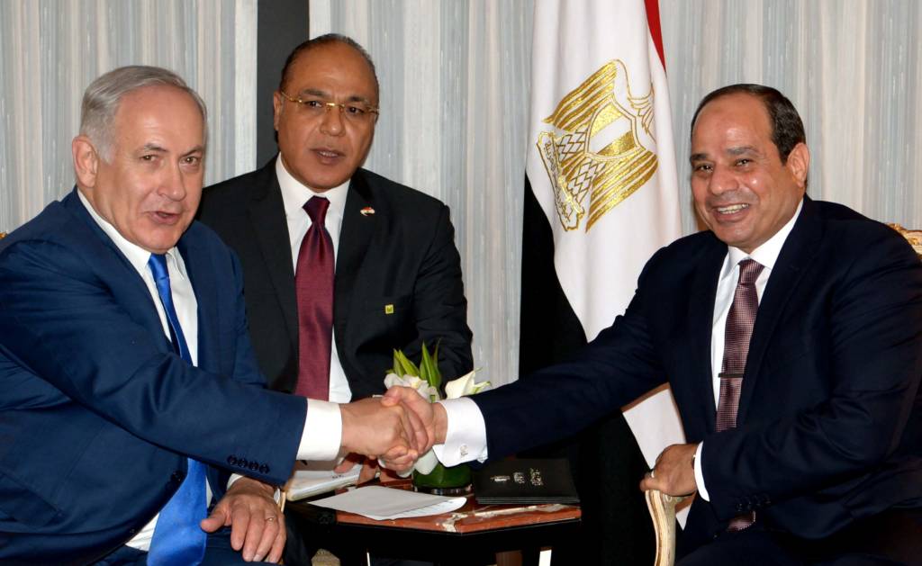 PM Netanyahu meets Egyptian President Abdel Fattah al-Sissi. (Avi Ohayon/GPO)