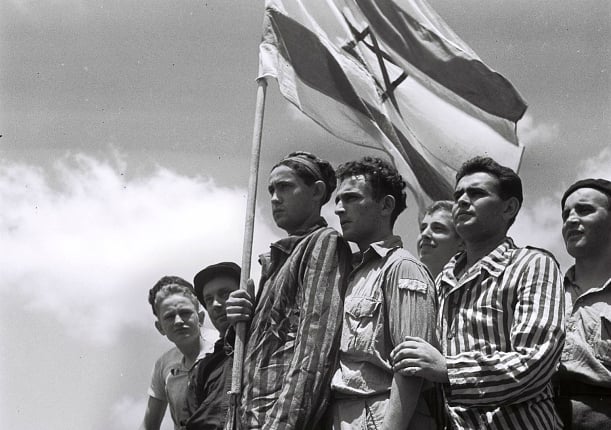 A_GROUP_OF_FORMER_BUCHENWALD_INMATES_ON_BOARD_THE_REFUGEE_SHIP__MATAROA__IN_HAIFA_PORT._ניצולי_שואה_ממחנה_בוכנוואלד,_מגיעים_לנמל_חיפה.D820-065