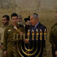 Benjamin Netanyahu and David Friedman light the candles at the Western Wall. (Kobi Gideon/GPO).