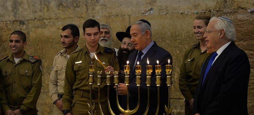 Benjamin Netanyahu and David Friedman light the candles at the Western Wall. (Kobi Gideon/GPO).