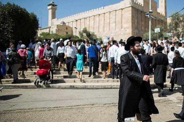 Israelis flock to visit the Cave of the Patriarchs and Matriarchs in Hebron. (Yonatan Sindel/Flash90)
