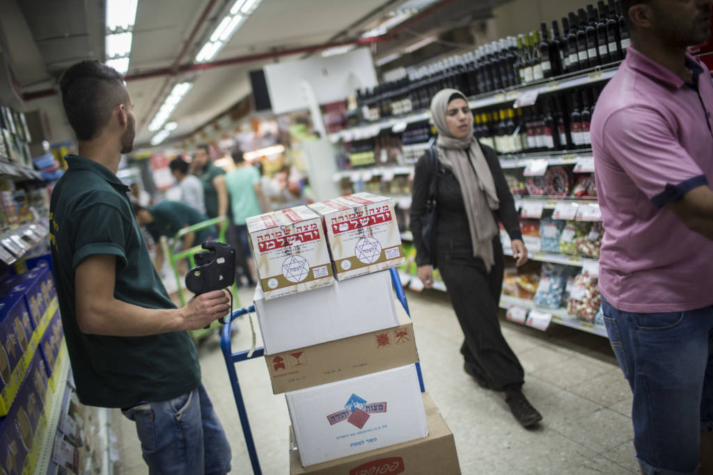 Shopping is Israel at a Rami Levi supermarket. (Hadas Parush/Flash90)