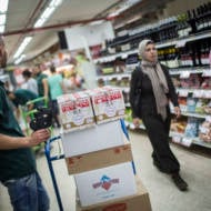 Shopping is Israel at a Rami Levi supermarket. (Hadas Parush/Flash90)