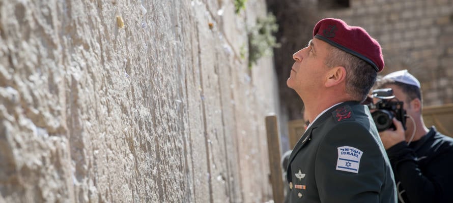 Incoming IDF Chief of Staff Aviv Kochavi visits at the Western Wall. (Yonatan Sindel/Flash90)