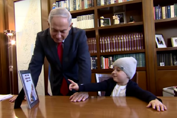 Netanyahu with cancer patient Ido Vaknin in his office. (screenshot)