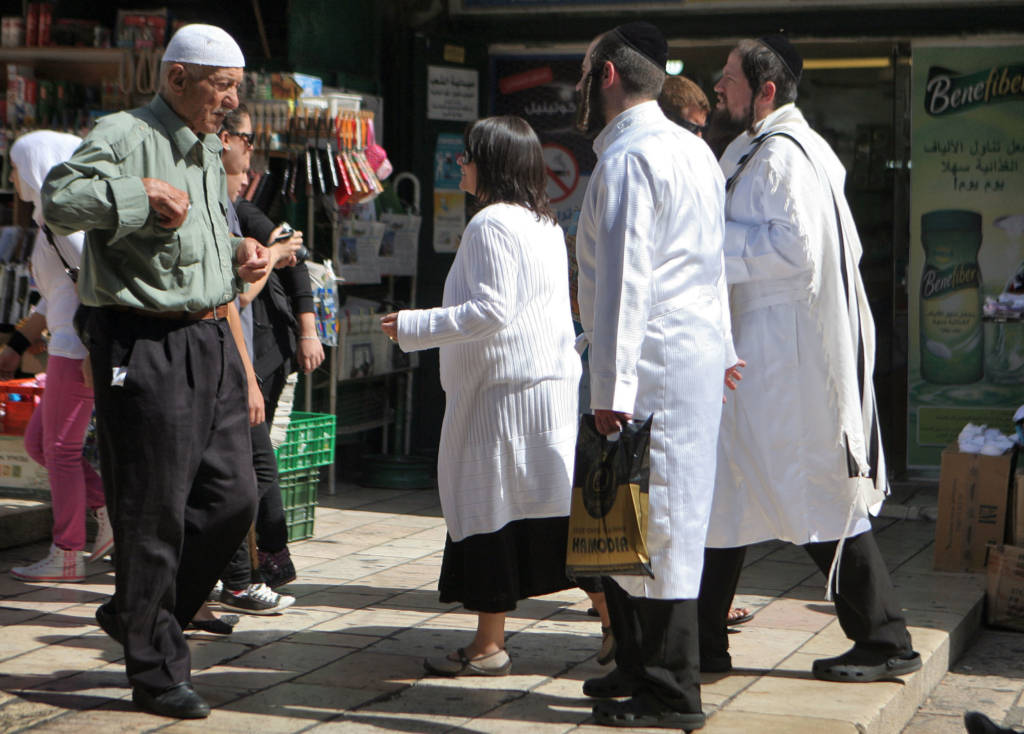 Jews and Muslims in the Old City of Jerusalem. (Sliman Khader/flash90)