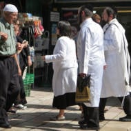 Jews and Muslims in the Old City of Jerusalem. (Sliman Khader/flash90)