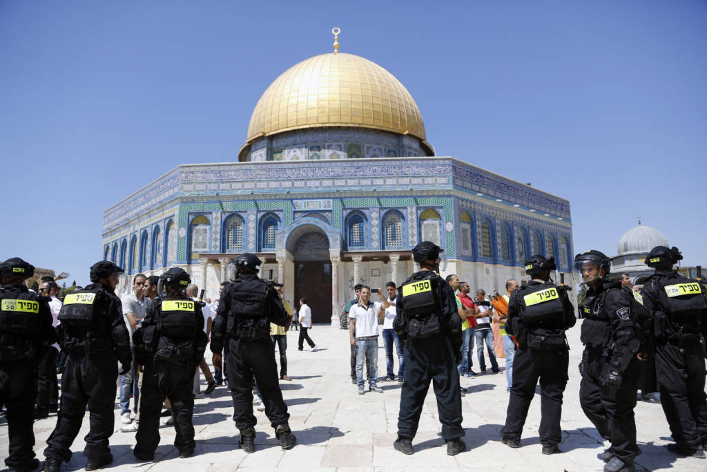 Israeli riot police on the Temple Mount. (Sliman Khader/Flash 90)