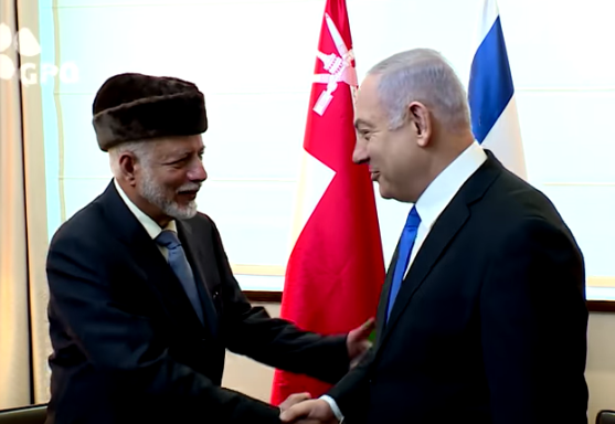 Benjamin Netanyahu and Oman's Yusuf bin Alawi. (screenshot)