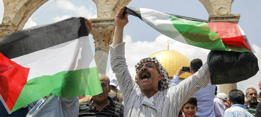 Muslims on the Jewish Temple Mount. (Sliman Khader/Flash90)