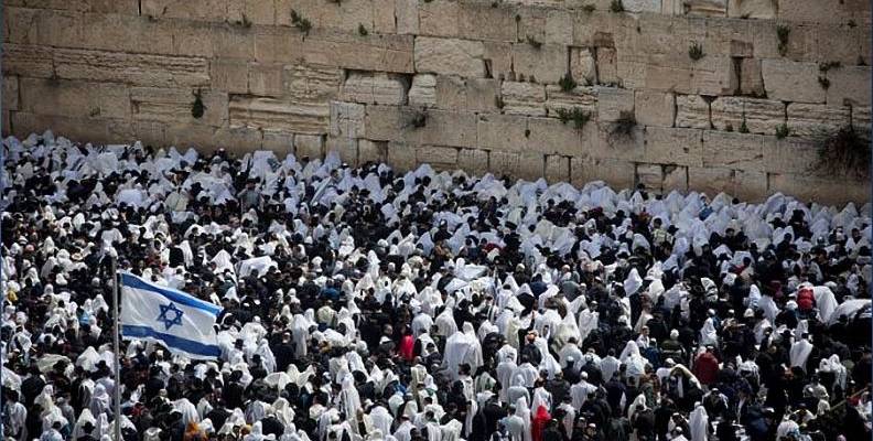 Priestly blessing Western Wall Passover 2019