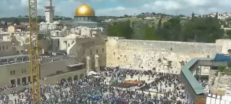 Crowd at Western Wall