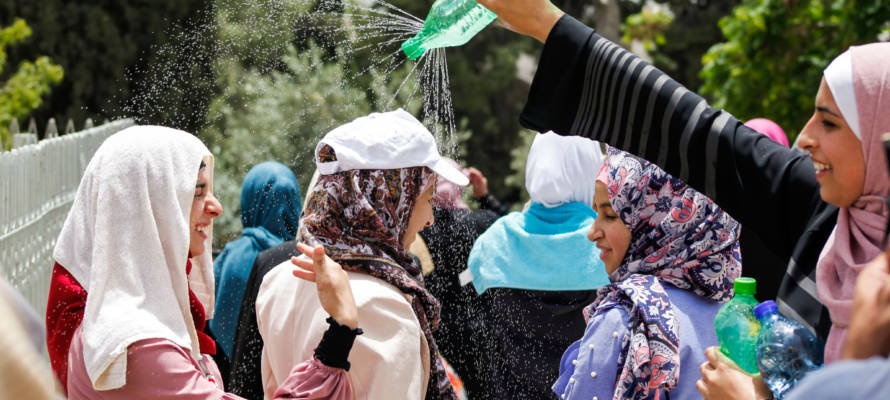 Muslim women cool off during Ramadan. (Sliman Khader/Flash90)