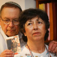 Miriam and Yoni Baumel hold a picture of their son Zachary Baumel, who went missing in at the Battle of Sultan Yacub in 1982. (Flash90)