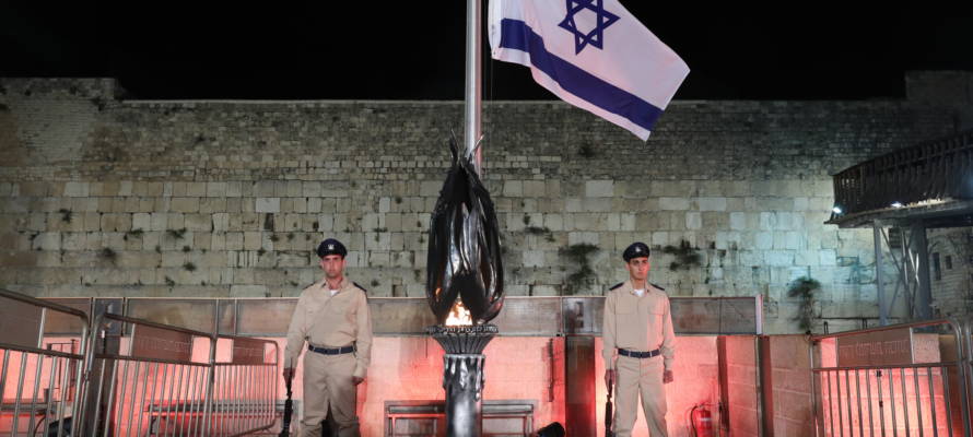 Israeli soldiers stand at attention during the ceremony marking Remembrance Day for Israel's fallen soldiers and victims of terror. (Noam Revkin Fenton/Flash90)