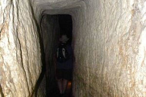 Inside Hezekiah's Tunnel (Wikimedia)