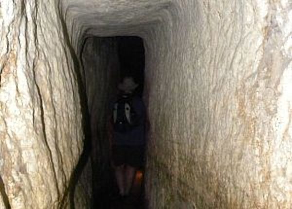 Inside Hezekiah's Tunnel (Wikimedia)