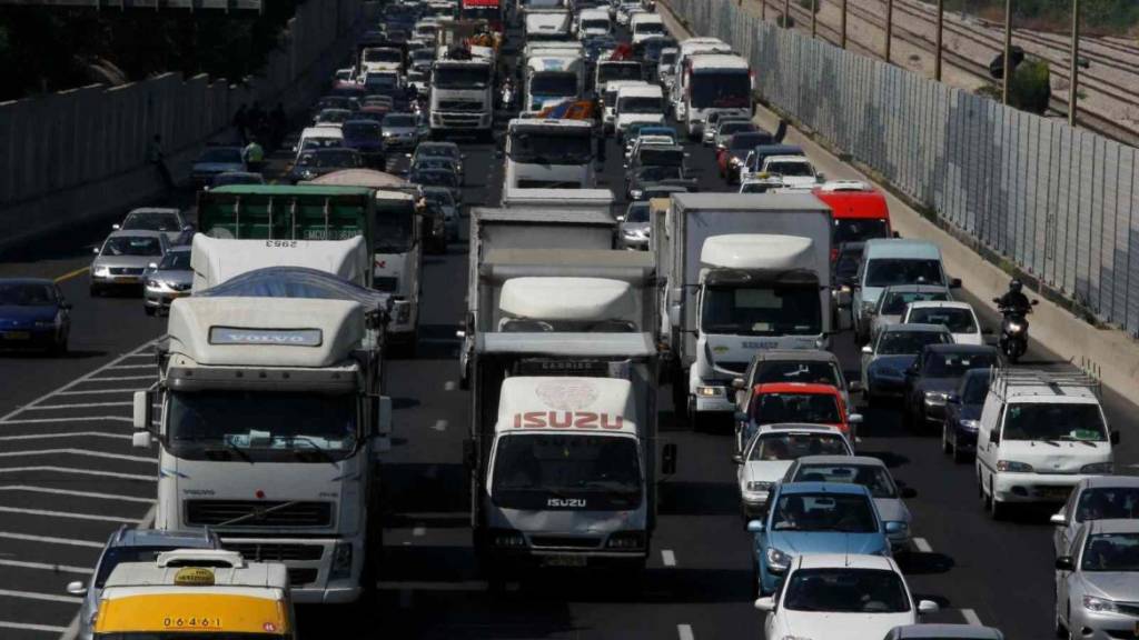 Israeli incentive-based pilot program aims to reduce traffic jams during rush hour. (Roni Shutzer FLASH90)